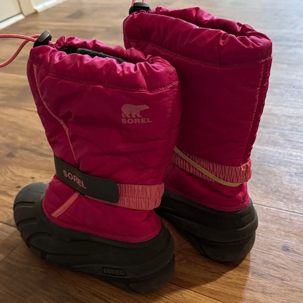 Sorel Women's Fuchsia and Black Winter Boots